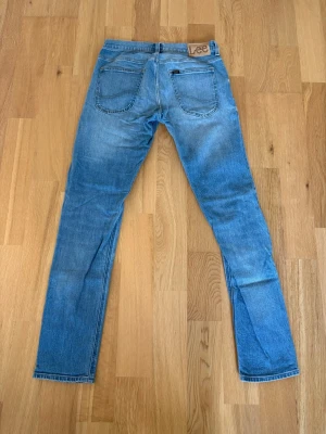 Lee jeans  - Ett par Lee jeans  med sjukt fin tvätt och till ett riktigt fyndpris! Byxorna är i storlek 29/32 Och har innebens längd på 77cm och midja sida till sida på 37cm. Byxorna är i fint skick utan några konstigheter. Skulle det vara några frågor så skriv annars fritt fram att köpa! (Postar inom 24h)