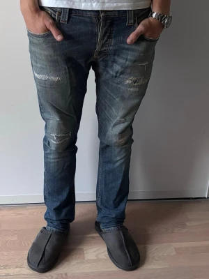 Nudie jeans  - Nudie jeans med slitningar || Skick 7/10 || Slim fit || Pris går att diskutera! 