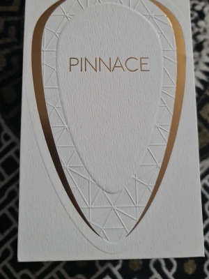 Pinnace parfym från French Avenue - Elegant parfym Pinnace från French Avenue i en vit och guld kartong med modern design. Förpackningen har en stilren form med gulddetaljer och text i guld. Innehåller 100 ml och har en exklusiv känsla.
