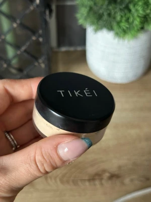 TIKÉI Mineral Foundation Neutral 1 - Använd ett fåtal gånger. Mineral foundation från TIKÉI i nyansen Neutral 1. Kommer i en liten rund burk med svart lock och transparent underdel så du ser den ljusa, neutrala färgen. Innehåller 9g puderbaserad foundation som ger en naturlig finish.