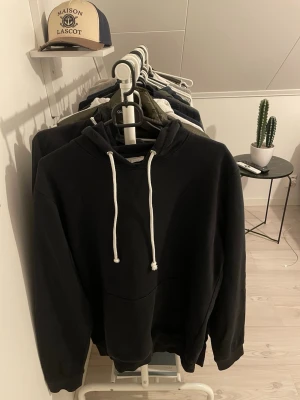 Svart hoodie från pier one - En klassisk svart hoodie från pier one, skriv vid minsta fråga eller fundering! Skick 8/10