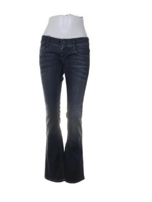 Mörkblå bootcut jeans med slitningar - Storlek 26/32. Snygga mörkblå bootcut jeans med lätt slitna detaljer och klassisk femficksmodell. Jeansen har låg midja och utsvängda ben, perfekta för en trendig och avslappnad look. 