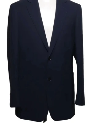 Suitsupply marinblå klassisk kavaj herr (44)  - Stilren marinblå kavaj ifrån Suitsupply (storlek 44) med två knappar framtill och smala slag. Kavajen har en rak passform, långa ärmar och fickor på sidorna. Perfekt för en dressad look och funkar till skjorta eller t-shirt. Materialet ser ut att vara en slät vävd textil. I väldigt fint skick. 