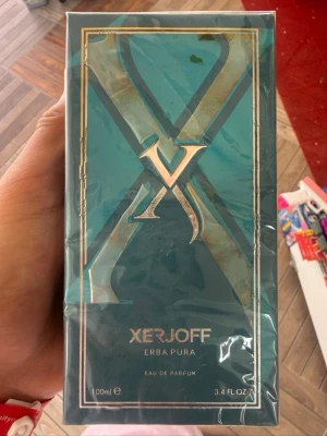 Xerjoff Erba Pura Eau de Parfum - Xerjoff Erba Pura Eau de Parfum i en elegant turkosgrön förpackning med guldiga detaljer. Flaskan rymmer 100 ml och doften är känd för sina fruktiga och fräscha noter. Lyxig design som passar dig som gillar exklusiva parfymer.