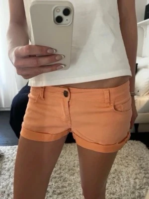 Somriga shorts  - Snygga orangea shorts. Storlek S/36 från bikbok 🧡Låna första bilden från nån😊