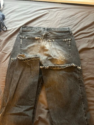 Grå slitna raka jeans  - Säljer ett par grå jeans som syns på bilder är dem söndertrampade nere vid fötterna för dem är för långa. Dem har fina glitter paljetter som inte försvinner i tvätten och sitter väldigt bra på.