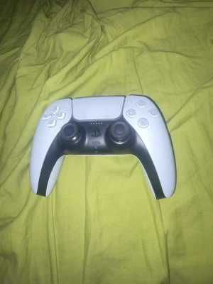 Vit och svart PS5 DualSense handkontroll - Vit playstation 5 kontroll allt funkar bra förutom att hörlurs porten glappar 