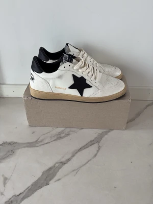 Golden Goose Ballstar - Säljer en väns feta Golden Goose Ballstars | skick: 8,5/10, dom är använda men jag har tvättat dom med sko-rengöring | OBS: kvitto medförljer ej | köpta på Vinted för 2499kr | hör av er vid frågor eller funderingar | pris kan diskuteras vid en snabb affär!
