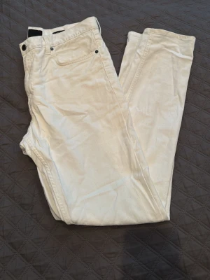 Vita hm jeans - Storlek 32/32, skriv privat för fler mått och bilder