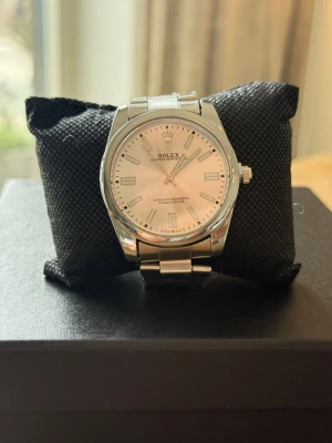Silverfärgad Klocka - En helt ny silver klocka med väldigt fina detaljer 
