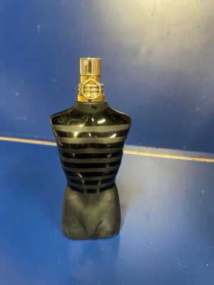 Jean Paul Gaultier Le parfume - 75ml full cirka 50ml kvar (upp till kring över bröstkorgen)