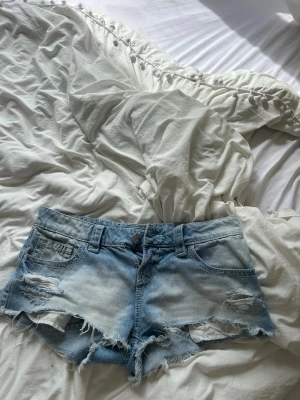 Lågmidjade  jeansshorts - Low waist jeansshorts från Gina tricot , står XS men sitter som S/M