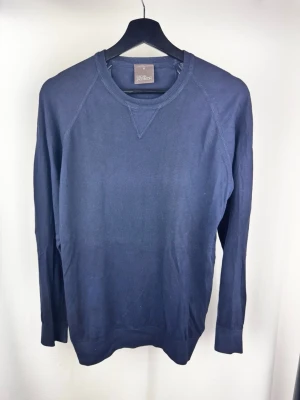 Oscar Jacobson Tröja - 🌸 INFO OM PLAGGET 🌸  ☑️ Märke: Oscar Jacobson ☑️ Storlek: Medium ☑️ Färg: Mörkblå ☑️ Skick: ⭐⭐⭐⭐⭐  ✨ Detaljer: ☐ Inga hål ☐ Inga fläckar ☐ Nytvättad ☐ Rökfritt hem ☐ Djurfritt hem  📏 Passform: ☑️ Normal   📦 Skickas snabbt. 💬 Skriv gärna om du vill ha fler bilder eller mått. 🤍 Paketrabatt vid köp av flera annonser. 🌟 Titta gärna på mina andra annonser!