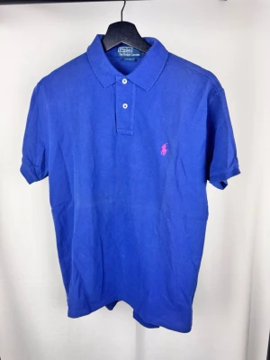 Ralph Lauren pike - 🌸 INFO OM PLAGGET 🌸  ☑️ Märke: Ralph Lauren ☑️ Storlek: Medium ☑️ Färg: Blå ☑️ Skick: ⭐⭐⭐⭐⭐  ✨ Detaljer: ☐ Inga hål ☐ Inga fläckar ☐ Nytvättad ☐ Rökfritt hem ☐ Djurfritt hem  📏 Passform: ☑️ Normal   📦 Skickas snabbt. 💬 Skriv gärna om du vill ha fler bilder eller mått. 🤍 Paketrabatt vid köp av flera annonser. 🌟 Titta gärna på mina andra annonser!