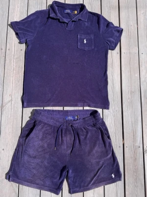 Mörkblå frotté/teddy set  - Jag säljer nu ett mycket fint mörkblått frotté/teddy set från polo Ralph Lauren för endast 749 kr. Setet är i strl M (175), används inte för att jag växte ur det. Hör av er vid funderingar!