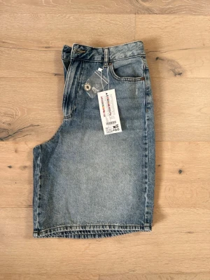 Bermuda shorts - Jeansshorts från New Yorker (amisu) som tyvärr inte passar min stil! Väldigt söta och bekväma, aldrig använda med prislapp kvar. Finns även en extra knapp som medföljer🤗 Originalpris: 239kr