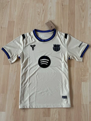Fc Barcelona 24/25 - Säljer min fotbollströja som jag bara har testad och märkte att den var för stor, så den är i bästa skick det är även players edition som menas att den är lättare men även bättre ”badges” som Barcelona loggan.                                                                                           Pris kan såklart diskuteras!✅