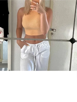 Lågmidjade linnebyxor från hm  - Säljer dessa super snygga low waisted linnebyxor från hm som trendar mycket just nu, använt bara några fåtal gånger så dem e som nya🌸💞