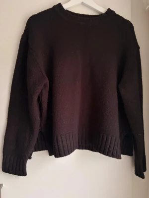 Svart stickad tröja - Tjock stickad tröja från Zara, lite Bouchard passform.