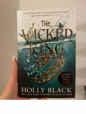 The Wicked King & The Cruel Prince - Två fantasyböcker av Holly Black: 'The Wicked King' och 'The Cruel Prince'. Omslagen har detaljer i guld och blått respektive vitt, med motiv av en krona och grenar. Perfekt för dig som gillar magi, intriger och spännande berättelser i en sagolik värld.