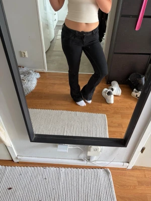Svarta bootcut jeans från Cheap Monday  - Ett par svarta lågmidjade bootcut jeans från Cheap Monday. Dom är väl använda o tvättade och slitningar där nere som finns på bilderna. Men inte några andra defekter än de.