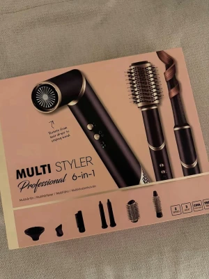 Multi Styler 6-i-1 hårstyler - Snygg svart och guld 6-i-1 Multi Styler med flera utbytbara tillbehör för hårstyling. Inkluderar rundborste, locktillbehör, fönmunstycke och diffuser. Perfekt för att skapa olika frisyrer hemma. Endast testad en gång men säljer då den inte kommer till användning. Köpt för 999kr💕