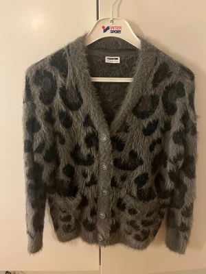 Leopard kofta  - En fin leopard kofta i storlek S från noisy may🩷