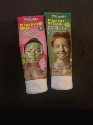 7th Heaven peel-off ansiktsmasker - Två peel-off ansiktsmasker från 7th Heaven: en Plump and Firm Cucumber Peel-Off Mask med hyaluronsyra och en Blemish Rescue Tea Tree Peel-Off Mask med niacinamid. Båda i tub om 175 ml, färgglada förpackningar i grönt och rosa. Perfekt för en fräsch hudvårdsrutin. den rosa är lite använd