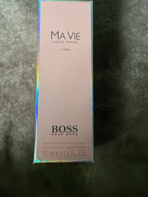 Hugo Boss Ma Vie Pour Femme L'Eau 50ml - Fräsch och feminin parfym från Hugo Boss, Ma Vie Pour Femme L'Eau. Kommer i en stilren, ljusrosa förpackning med holografiska kanter. Flaskan rymmer 50 ml eau de toilette och är perfekt för dig som gillar eleganta och lätta dofter.