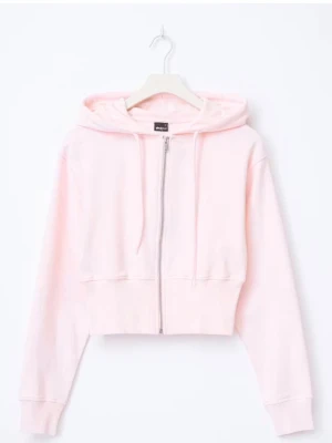 Ljusrosa croppad hoodie med dragkedja - Säljer en ljusrosa croppad hoodie med dragkedja framtill och huva med dragsko. Hoodien har långa ärmar och bred mudd i midjan för en snygg passform. Materialet är mjukt och skönt. Plagget ha kommit till användning fåtal gånger men ät i väldigt bra skick! Kontakta mig för fler bilder:)
