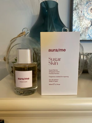 Aura/Me Sugar Skin 3ml - Säljer 3ml av Aura/Me Sugar Skin, en parfym med doftnoter av söta bär, vispad grädde och frostiga blommor. Postar i bubbelkuvert och glasflaska. 