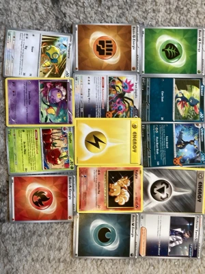 Samling med riktiga Pokémonkort! - Säljer en blandad samling Pokémonkort med både Pokémon och olika energikort. Innehåller bland annat kort som Sneasel, Umbreon, Drifloon, Dipplin och flera olika energikort i färgerna grön, gul, röd, svart, brun och blå. Perfekt för dig som vill bygga ut din samling eller spela Pokémon TCG.
