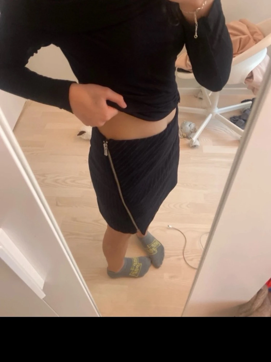 Svart kortkjol med slits - 2