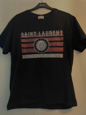 Saint Laurent t shirt - Tja säljer nu denna riktigt feta saint Laurent t shirt i storleken S