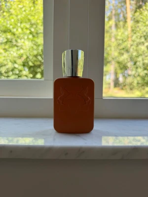 (ÄKTA) Parfums de Marly Althaïr EdP 60ml - Althaïr Eau de Parfum från Parfums de Marly i en lyxig orangebrun flaska. Flaskan rymmer 75-(ca 10-15ml användak) och doften är elegant och exklusiv. Perfekt för dig som vill ha en unik signaturdoft. Kommer utan boxen! 