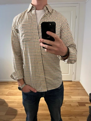 Beige rutig skjorta  - Säljer denna sjukt snygga Overshirten från Bookared⭐️ Färgen är beige och storleken är M✅ Den har inga defekter och skicket är utomordentligt🙌🤝 Sjukt najs passform och passar perfekt till hösten☀️🙌 Tveka inte på att höra av er dig vid minsta fråga eller fundering😊