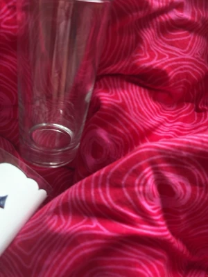 Hello Kitty och björnklistermärken - Säljer ett gäng söta klistermärken med Hello Kitty, färgglada björnar och andra gulliga figurer. Perfekt för att dekorera anteckningsböcker, datorer eller mobilskal. Motiven är i rosa, lila och gult med lekfulla detaljer.