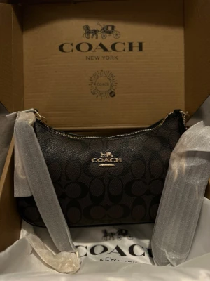 Coach signature shoulder bag - Aldrig använt, helt ny! Väldigt fin, medföljes box, dustbag samt handtag och axelrem