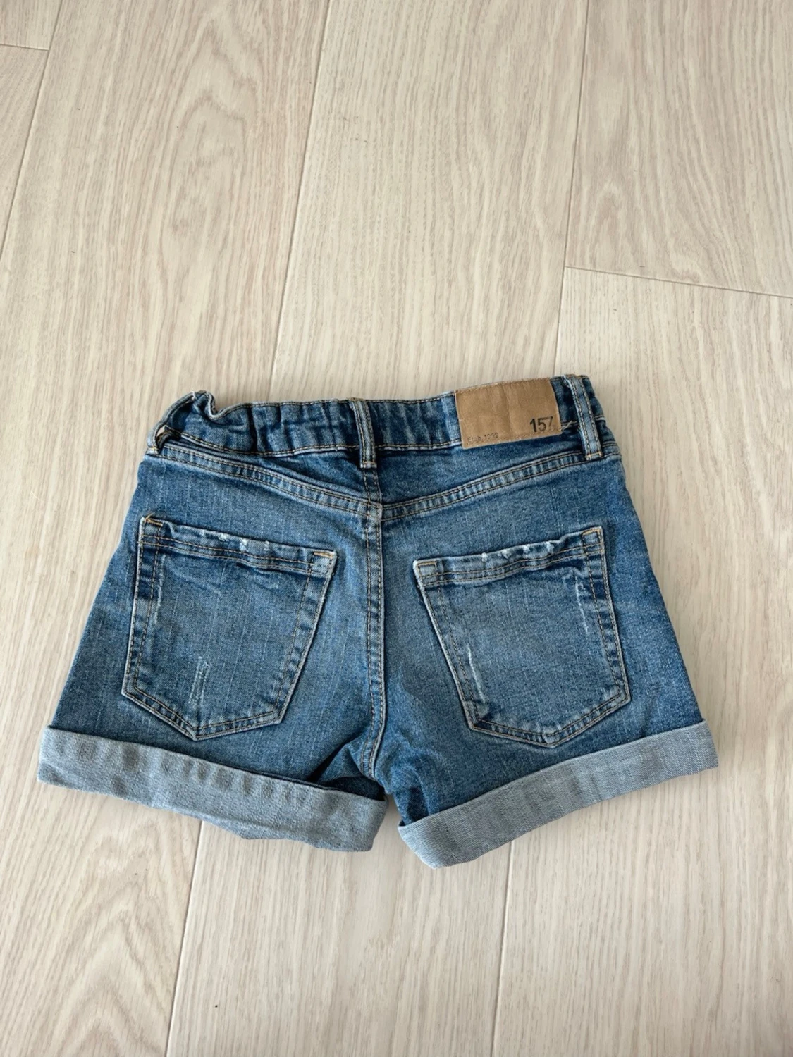 Blå denimshorts med uppvik - 1