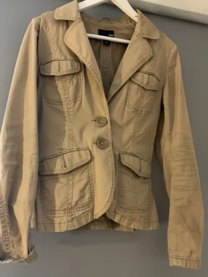 Beige kavaj/jacka  -  min mammas gamla vet tyvärr inte vilken storlek men den är ifrån H&M och den kommer inte till användning 