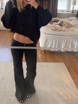 Svarta lågmidjade jeans  - Säljer mina svarta lågmidjade jeans från weekday dö jag har ett par nya jag använder mer, storlek 34. Därimot lite slitna på bakfickorna 