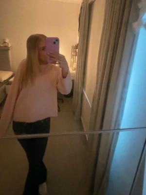Ljusrosa stickad tröja - Mysig ljusrosa stickad tröja med avslappnad passform och rund halsringning. Passar bra till jeans eller kjol för en chill look.