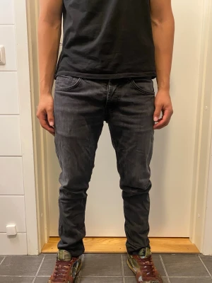 Dondup George  - Dondup George jeans- skick 7/10 Stolek W35 men krympt enormt då dom är körda i tumlare. Skriv vid funderingar 