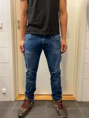 Replay anbass - Replay anbass- 8/10 Storlek 33/32 väldigt schyssta jeans till alla stunder. Skriv vid funderingar 