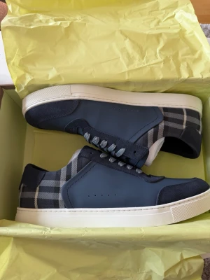 Mörkblå Burberry skor - Navy Burberry sneakers i storlek 42. Helt nya box medföljer.