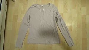 Ljuslila långärmad tröja Kappahl - Söt ljuslila långärmad tröja från Kappahl med rund halsringning och en liten rosett framtill. Tröjan är ribbad och har en mjuk, bekväm känsla. Perfekt för en chill och stilren look.