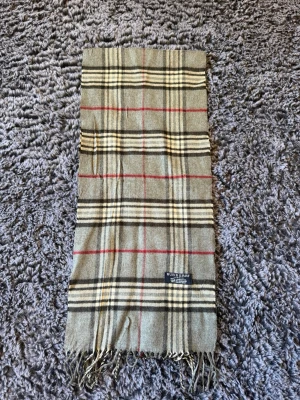 Halsduk - Halsduk från burberry, perfekt accessoarer inför den kommande kalla vintern.