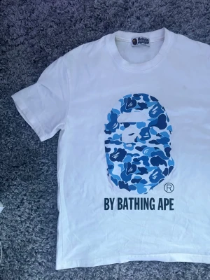 Bape t short - Säljer en bape t shirt i storlek S! Tröjan är använd ett par gånger men tagits hand om bra och är fortfarande i ett gott skick! Kom gärna med  funderingar!