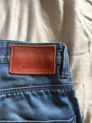 Blå jeans från Boss Orange - Säljer ett par klassiska blå jeans från Boss.       slim fitt storlek  32/32
