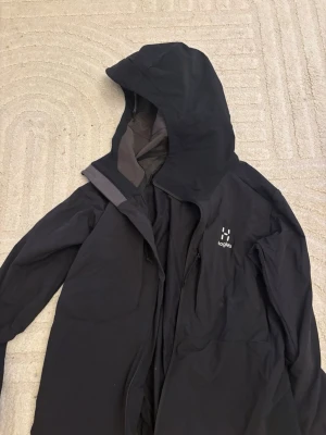 Haglöfs jacka  - Bra skick men tappade nagel lim i ena ficka på insidan men syns inte på utsidan kolla på bilderna .